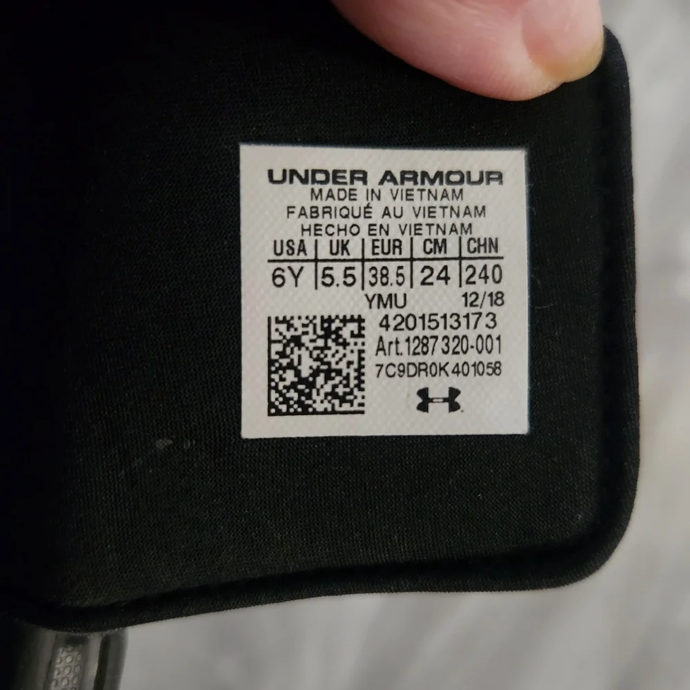 Under Armour M Ignite V Slides size 6Y